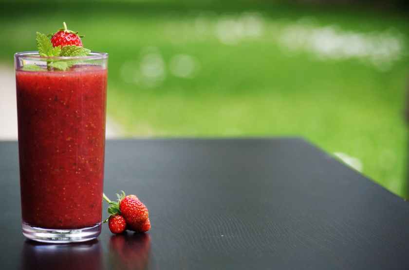 strawberry juice in focus photography